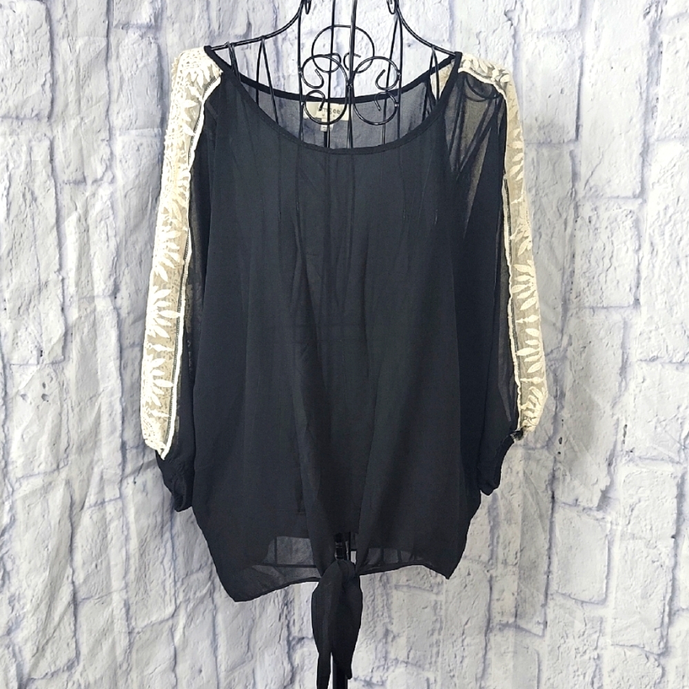 Umgee Black‎ and Cream Blouse with Elegant Design